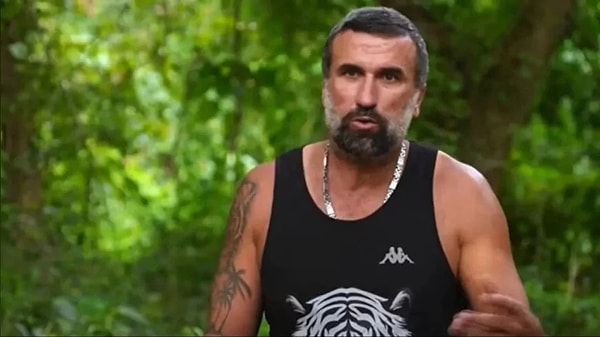 Geçtiğimiz sezon Survivor'da yarışırken yakalama kararı çıkan ve 12 yıl kesinleşmiş hapis cezası bulunan Hikmet, yarışmadan kendi isteğiyle ayrılmıştı.