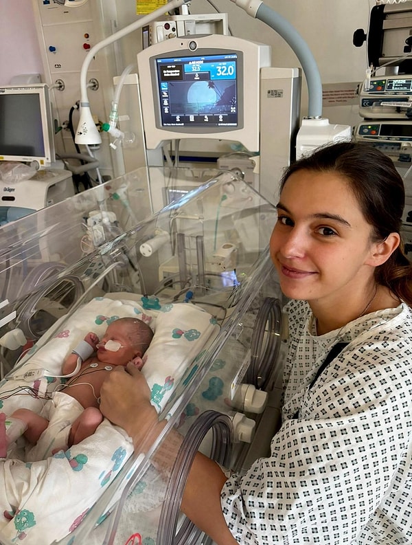 Apandisit şüphesiyle apar topar hastaneye kaldırılan bir İngiliz kadın, ambulansın arkasında doğum yapınca hamile olduğunu öğrendi.