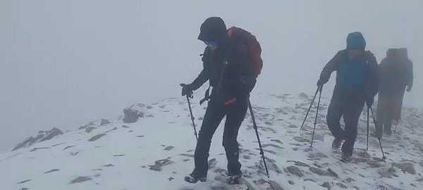 Bursa'da bir grup dağcı Uludağ'da mevsimin ilk karı için zirveye tırmanış gerçekleştirdi.