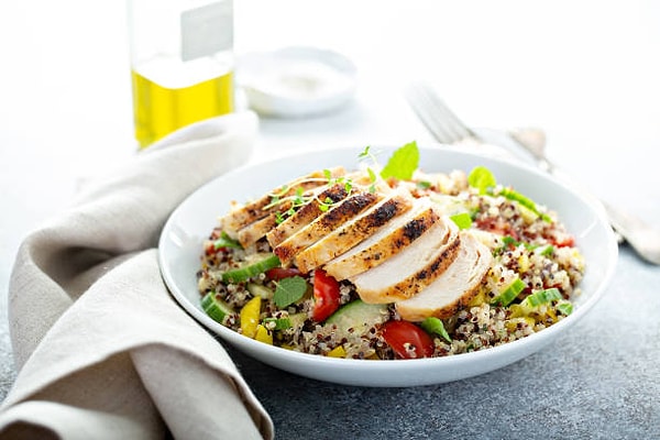 1. Tavuk ve Kinoalı Salata