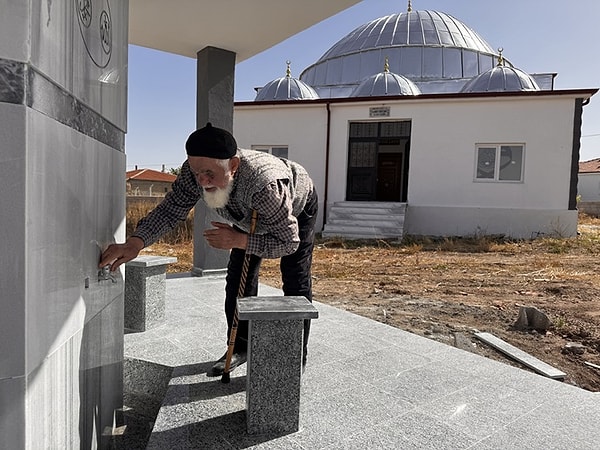 Köse, evlatlarının karşı çıkmasına rağmen köydeki yaklaşık 200 dönümlük arazisinin 170 dönümünü satarak 5 milyon liraya yakın gelir elde etti.