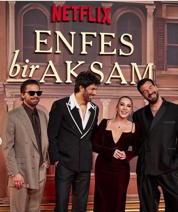 Netflix'in yeni Türk dizisi Enfes Bir Akşam orijinal adıyla Old Money, 10 Ekim 2025 itibarıyla tüm dünyada yayına girdi.