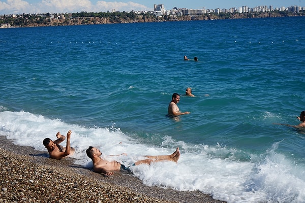 "Deniz son derece sıcak, hava da çok sıcak."