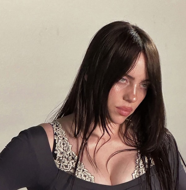 “Hit Me Hard and Soft” turnesi kapsamında Miami’de sahneye çıkan Billie Eilish, konserinde yaşadığı beklenmedik olayla gündeme geldi.