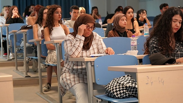 Sınıfındaki öğrencilerin çoğunun çocukları yaşında olduğunu anlatan Varlık, ilk günlerde tereddüt yaşasa da kısa sürede arkadaşlık kurduğunu belirtti.
