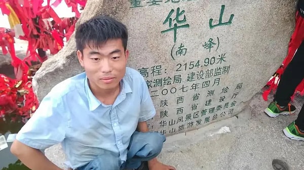 Çin’in Henan bölgesinde yoksul bir çiftçi ailesinin çocuğu olarak doğan Li Chuangye, yedi aylıkken çocuk felci geçirerek yürüyemez hale geldi.