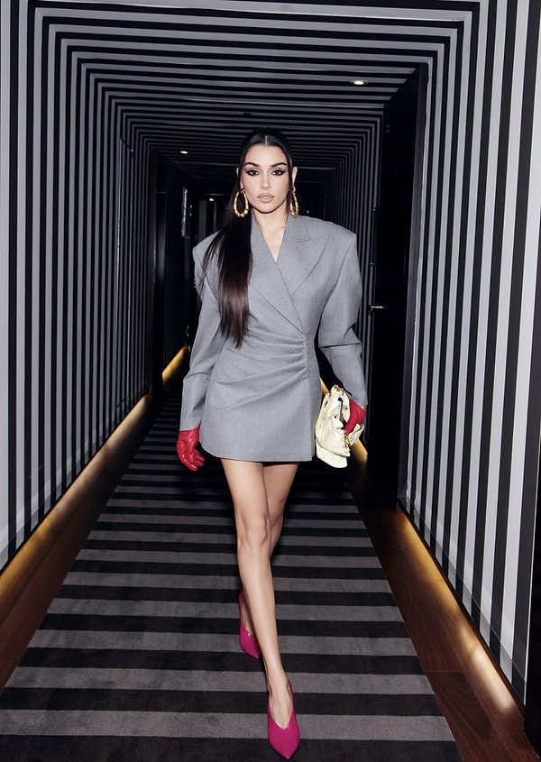 Ekranların sevilen oyuncusu Hande Erçel, son dönemde hem rol aldığı Aşk ve Gözyaşı dizisiyle hem de moda dünyasındaki başarılarıyla adından sıkça söz ettiriyor.