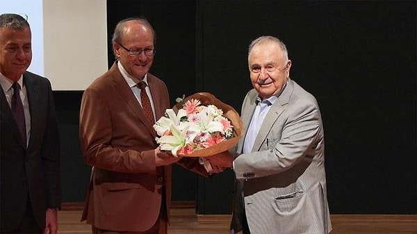 F-35 savaş uçaklarına görünmezlik kazandıran polimerleri geliştiren Türk mucit, mühendis ve iş insanı Ergün Kırlıkovalı, Yeditepe Üniversitesi’nde düzenlenen “Çığır Açan İşler Tek Fikirle Başlar” konferansında öğrencilerle buluştu.