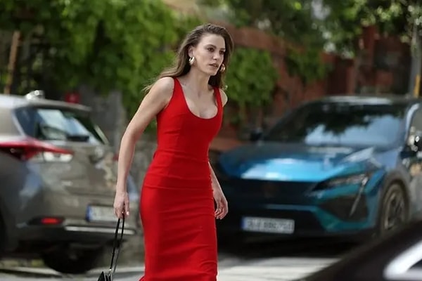 Serenay Sarıkaya Türk dizi film camiasının önde gelen kadın oyuncularından.