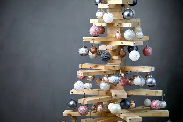 Christmas trees may no longer be big and green! The new trend: Wooden Christmas Tree!