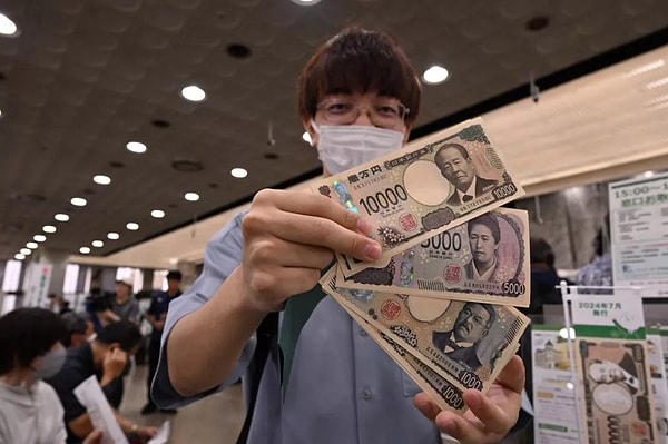 Even though there is a card payment option in Japan, most businesses prefer customers who pay in cash.