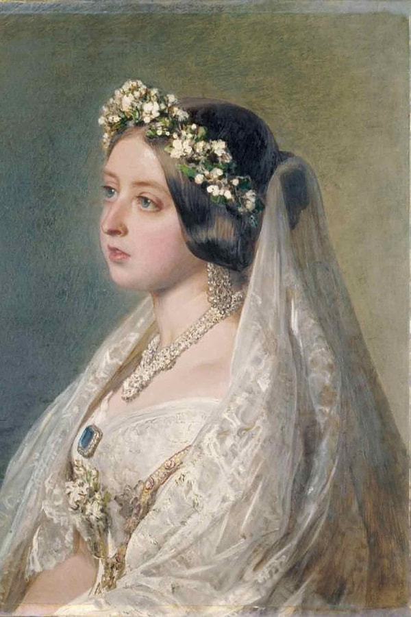 Modern anlamda beyaz gelinlik modasının temeli, 1840 yılında Kraliçe Victoria’nın Prens Albert ile yaptığı evlilikle atıldı.