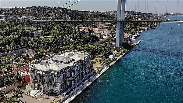 Beylerbeyi, Kuzguncuk ve Üsküdar Merkez gibi semtlere yürüme mesafesinde ulaşabiliyor veya aktarma yapabiliyorsunuz.