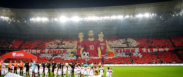 Karşılaşma öncesi tribünlerde yapılan koreografi