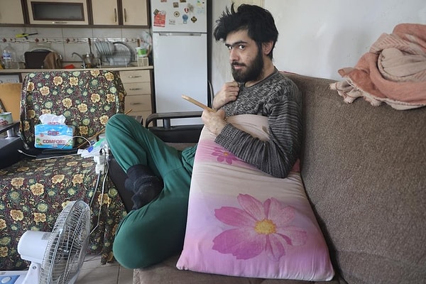Barış Özbay, yaşadığı depremden sonra içine kapanarak sosyal hayattan tamamen uzaklaştı.