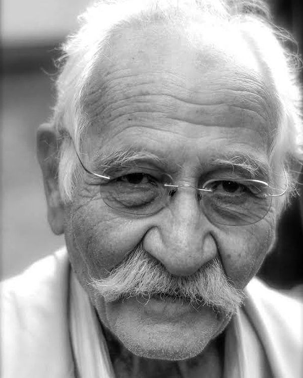 Bir döneme damga vuran Yabancı Damat dizisindeki Memik Dede karakteriyle tanıdığımız usta oyuncu Arif Erkin Güzelbeyoğlu, vefatıyla herkesi hüzne boğdu.