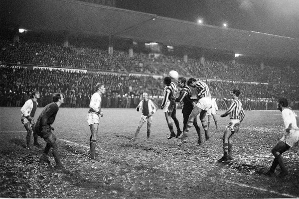 Maça yetişen Ajax yine çamur gölü içindeki statta Fenerbahçe'yi yendi.
