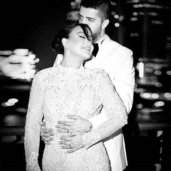 Ebru Gündeş ve Murat Özdemir'in 19 aylık evliliği, 27 Eylül 2025 tarihinde Beykoz Adliyesi'nde tek celsede gerçekleşen anlaşmalı boşanma ile sona ermiş, magazin gündemi şok ayrılıkla sallanmıştı.