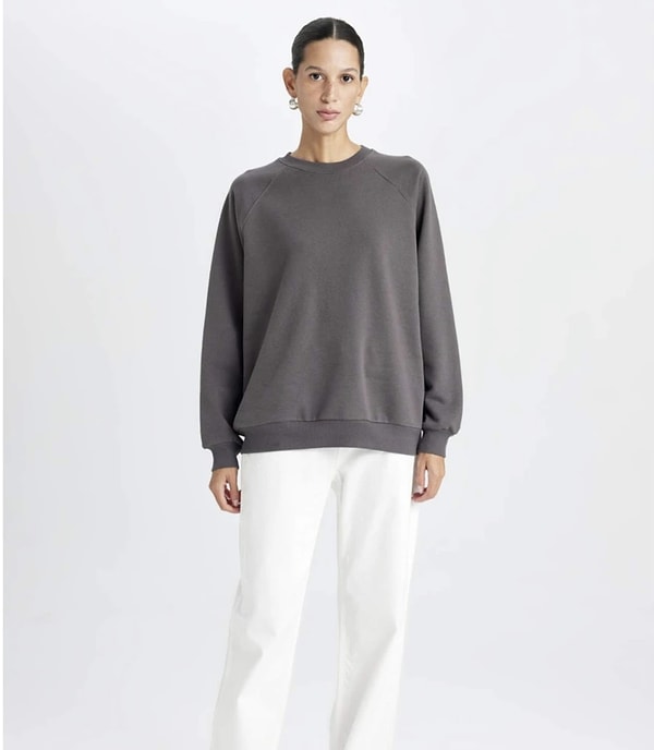 DeFacto Oversize  Sweatshirt, sadeliği ve rahatlığıyla öne çıkan bir parça.