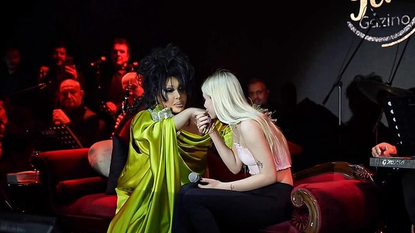 Geçtiğimiz saatlerde Diva Bülent Ersoy ve Aleyna Tilki'nin 2022 yılından kalma videosu yeniden hortladı!