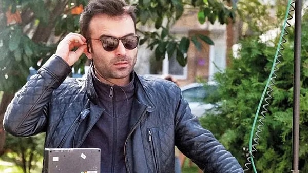 Fenomen set çalışanı Yener Yalçın, izleyicilerin dizilere filmlere dair merak ettiklerini TikTok hesabından yanıtlayarak soru işaretlerini gideriyor.