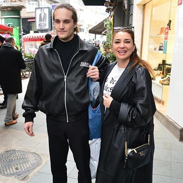 Bilge Öztürk'ü geçtiğimiz senelerde de oldukça yoğun bir şekilde konuşmuştuk, sebebi de yine bir aşk haberiydi.