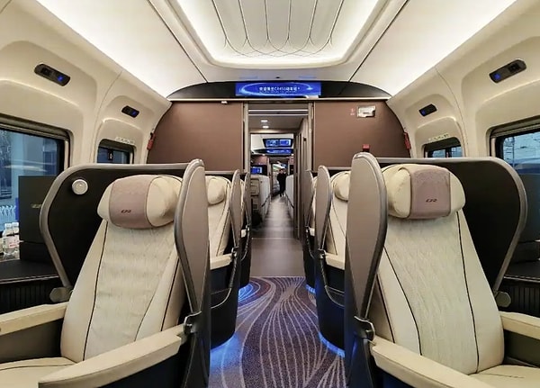 Yaklaşık 50 bin kilometrelik hızlı tren ağıyla dünyadaki tüm hızlı tren ağlarının yaklaşık yüzde 70'ine sahip olan Çin, bu alandaki küresel liderliğini bir kere daha sergiliyor.