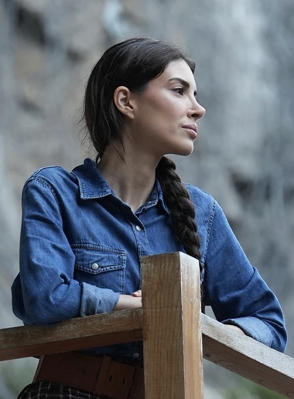 Dizide Esme karakterine hayat veren Deniz Baysal, karakteriyle adeta bütünleşmiş durumda.