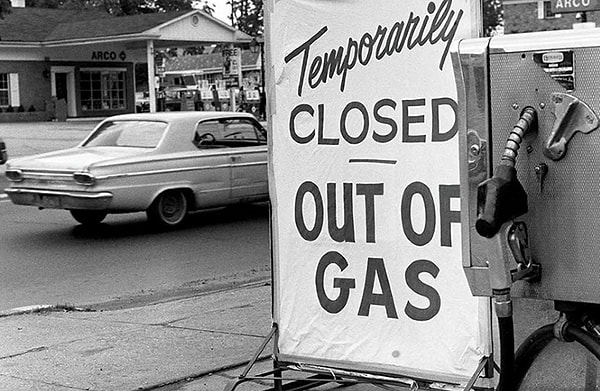 2. 1973 Petrol Krizi: Enerjideki kesinti tüm ekonomiyi felce uğrattı.