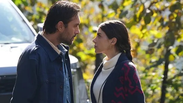 Diziyi izleyenler bilir ki Adil ve Esme, 2004 yılında imam nikahı kıyıyor ve 2005'te kızları Eleni dünyaya geliyor.