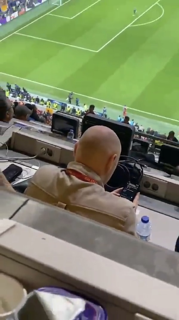 Gazetecilerin desibeli ölçmeye çalışırken kulaklarını tıkadıkları görüldü.