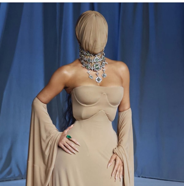 At the Academy Museum Gala held in Los Angeles on October 18, 2025, Kim Kardashian's style turned heads as she showcased Maison Margiela's Fall 2025 Couture.