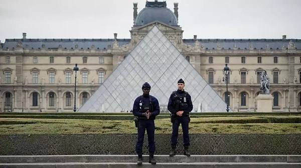 On a Sunday morning, the 19th of October, thieves who arrived at the Louvre Museum had pulled off a historic heist.