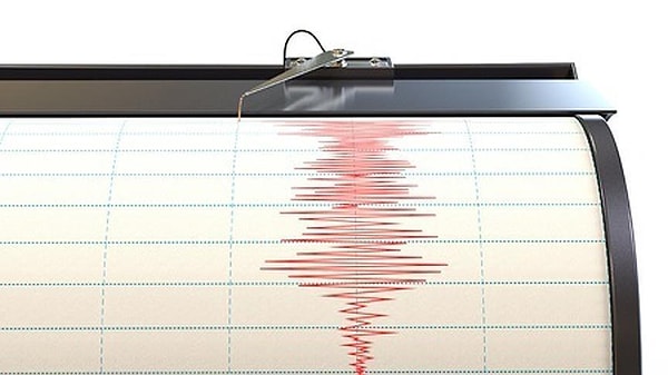 Diyarbakır’ın Hani ilçesinde öğle saatlerinde kısa süreliğine deprem korkusu yaşandı.