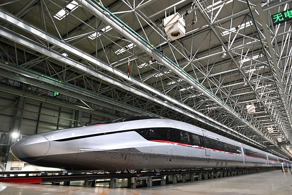 During the trials on the Shanghai-Chengdu line, it was noteworthy that the train was able to accelerate from zero to 350 kilometers per hour in just 4 minutes and 40 seconds.