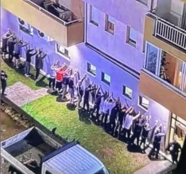 Türk vatandaşlarının gözaltına böyle alındığı iddia edildi 👇