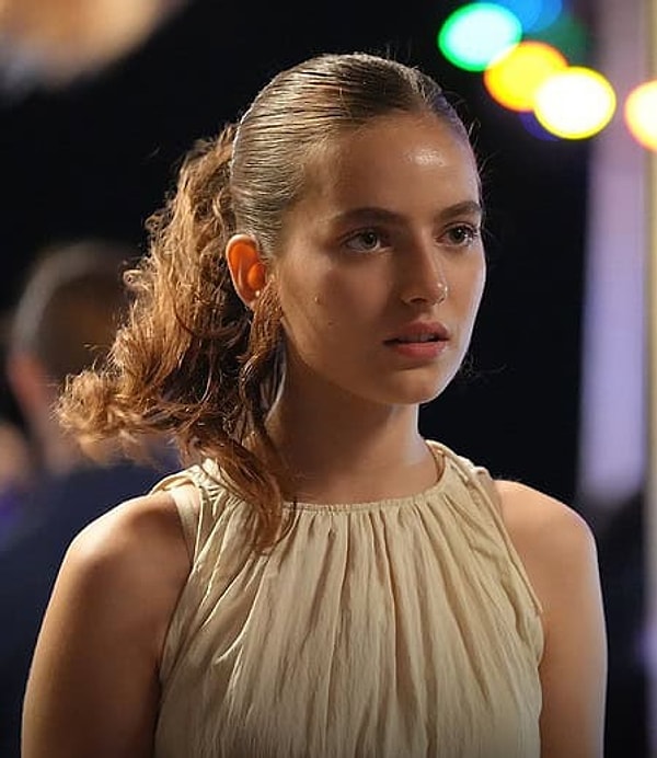 2006 doğumlu Ava Yaman, hep aynı yüzleri izlediğimiz TV sektöründe yeni oyuncu hasretimize adeta ilaç gibi geldi.