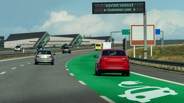 İlk kablosuz şarjlı otoyol ile dakikalar içinde 300 kW'a kadar güç aktarımı sağlanabiliyor.