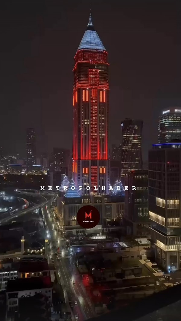 Son birkaç saattir İstanbul, gökyüzünden gelen şimşekler ve şiddetli rüzgarlarla sarsılıyor.