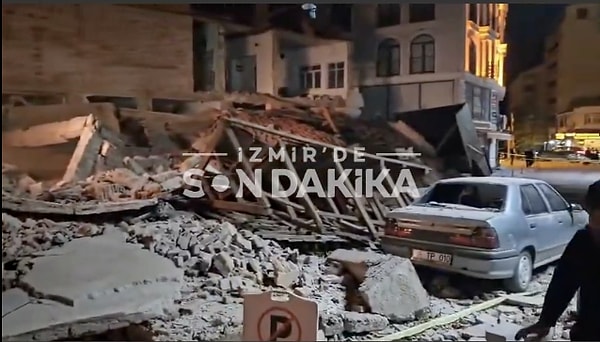 Balıkesir Sındırgı'da meydana gelen depremde bir binanın yıkım anı cep telefonu kamerasına yansıdı.