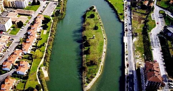 Yaklaşık 200 metre uzunluğunda ve 40 metre genişliğinde olan ada, bugün tamamen boş.