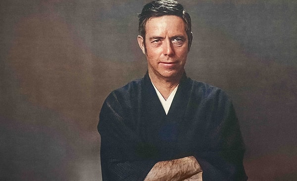 Alan Watts bir konuşmasında şöyle demişti: “Bizler, dalgaların okyanustan ayrı olduğunu sanıyoruz. Oysa her dalga, okyanusun bir ifadesi.”