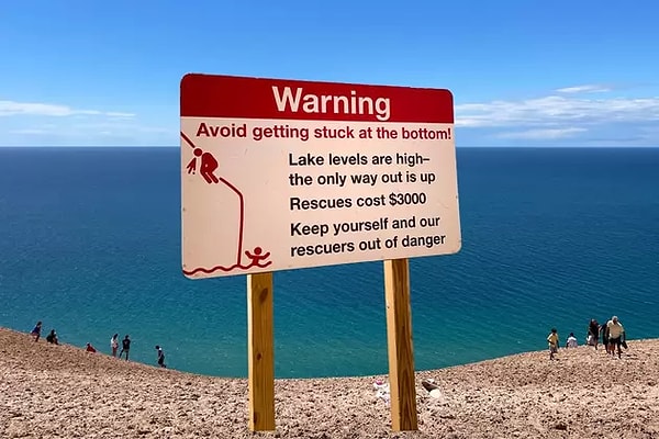 Sleeping Bear Dunes’ta görevli ekipler, her yıl çok sayıda yardım çağrısına müdahale ediyor.