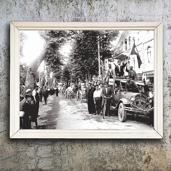 6. İzmit Kağıt Fabrikası’nın ürettiği ilk kağıt numunelerini halka dağıtmak için hazırlanan otomobiller. (18 Nisan 1936)