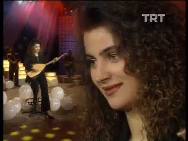 Once upon a time, not everyone may remember Songül Karlı, who used to play the bağlama and sing folk songs on TRT when she was just a young girl.