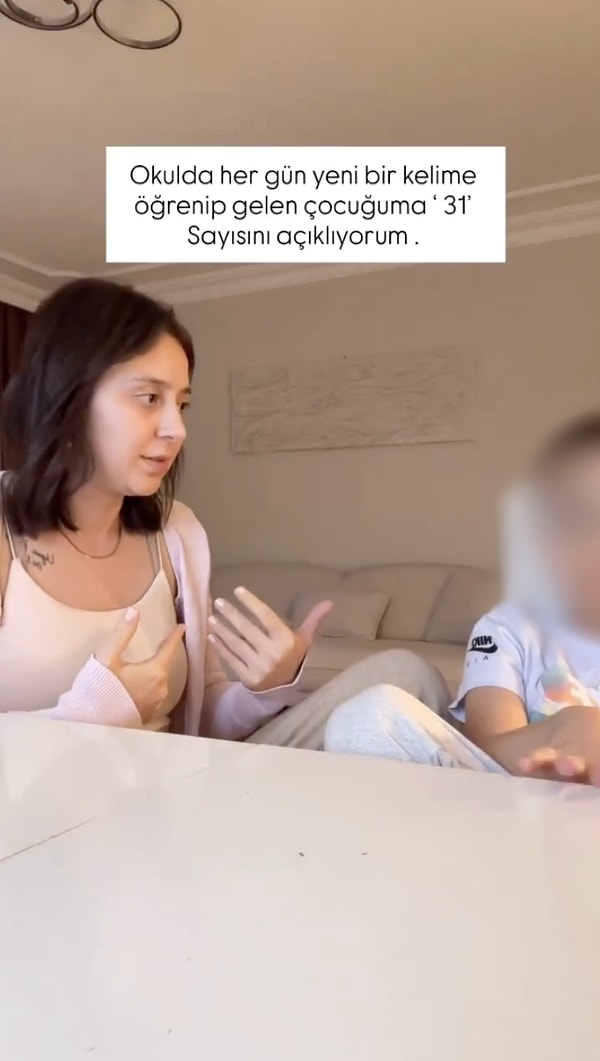 Bir anne, oğlunun okulda duyup merak ettiği sorulara yanıt verdiği anları paylaştı.