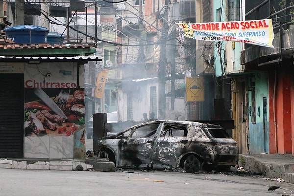 Brezilya’da uyuşturucu karteline yönelik düzenlenen polis operasyonunda çatışma çıktı.