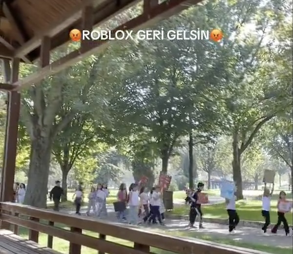 Daha önce Roblox'un Türkiye'de erişime engellenmesiyle miniklerin organize bir şekilde yaptığı yürüyüş akıllara geldi.