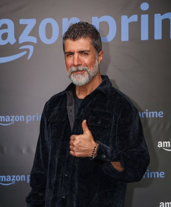 Özcan Deniz, uzun süre menajerliğini yapan ağabeyi Ercan Deniz ile çekişmeli ilişkileriyle gündeme gelmeye devam ediyor.