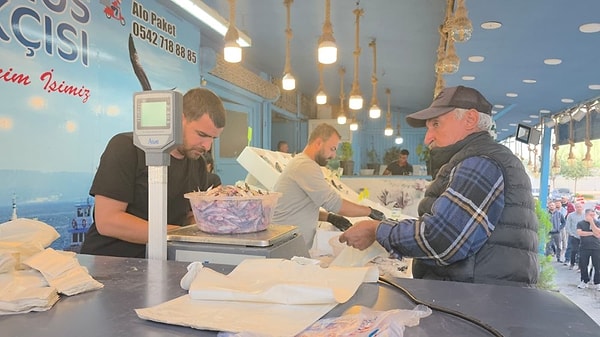 Vatandaşlar, kampanyadan duydukları memnuniyeti dile getirerek, “Hem lezzetli hem de uygun fiyatlı balık yedik. Bu tür kampanyaların devamını bekliyoruz” diye konuştu.